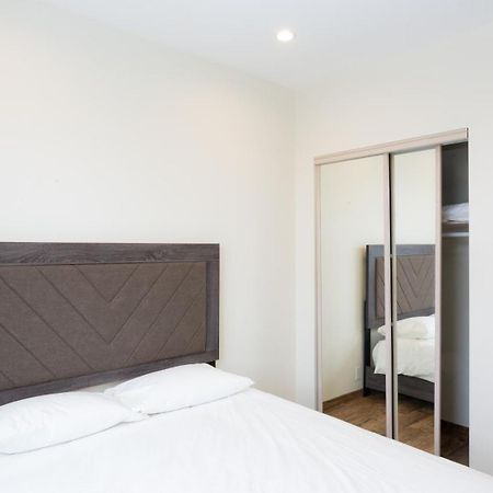 Three-Bedroom Hollywood Condo Los Angeles Extérieur photo