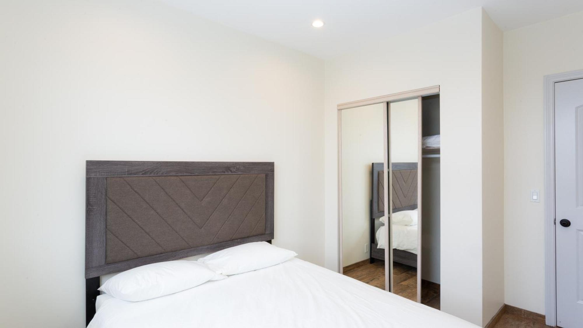 Three-Bedroom Hollywood Condo Los Angeles Extérieur photo