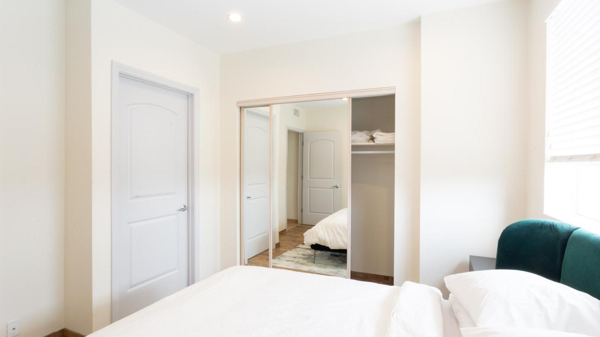 Three-Bedroom Hollywood Condo Los Angeles Extérieur photo